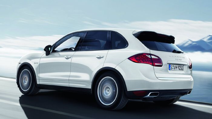 Η Porsche Cayenne Coupe (το όνομα αυτό δεν είναι επίσημο) αναμένεται να είναι ακριβότερη κατά 15-20 % από την «κανονική», ενώ θα διατίθεται στις ίδιες εκδόσεις με αυτήν.